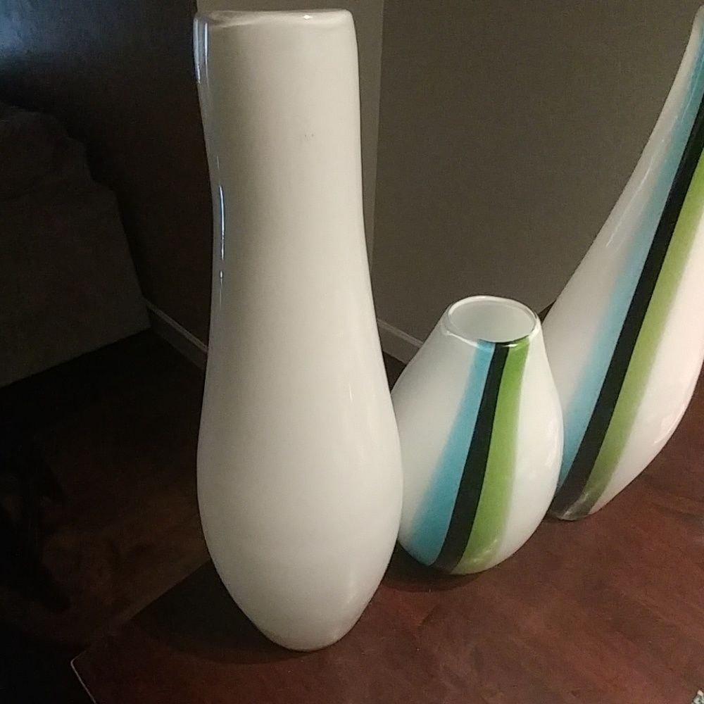 Vases - Picture 3 of 3